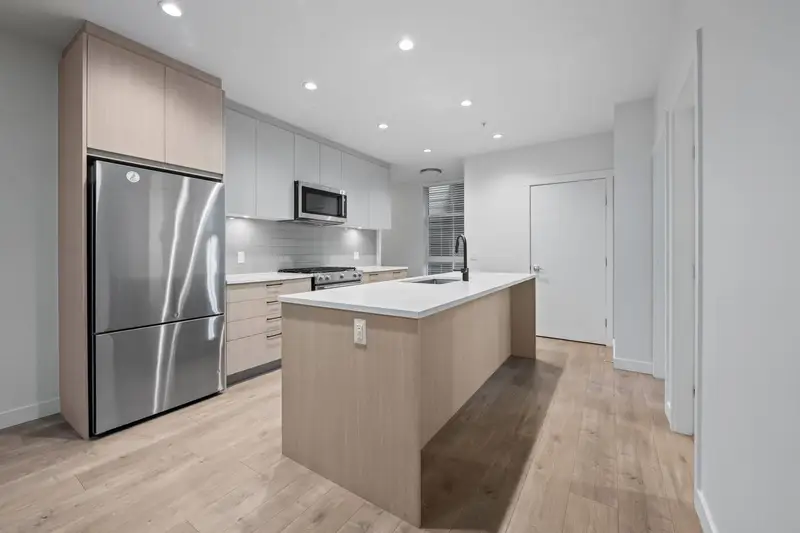 203 707 COMO LAKE AVENUE - photo 3 of 25