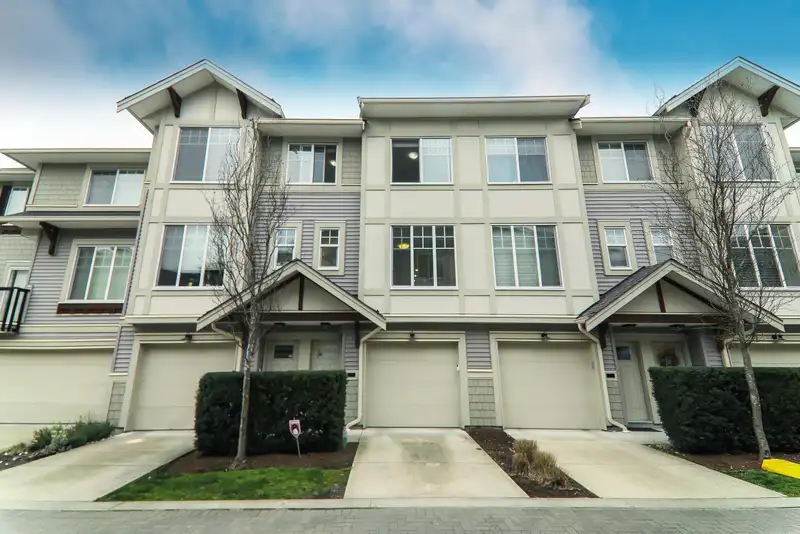 70 20498 82 AVENUE - photo 2 of 33
