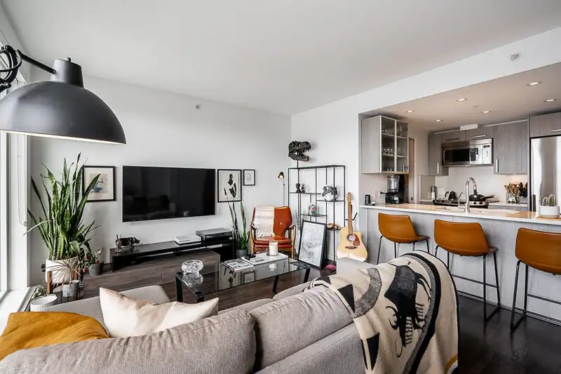 1110 933 E HASTINGS STREET - photo 2 of 18