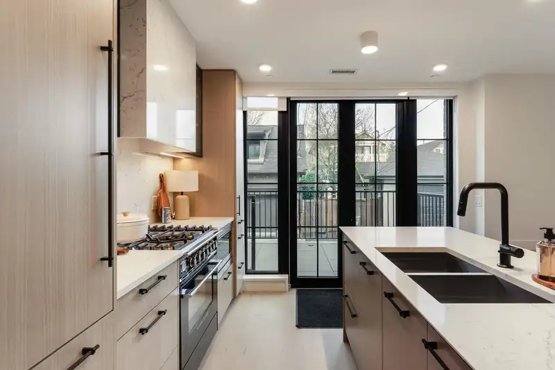 197 W KING EDWARD AVENUE - photo 3 of 38