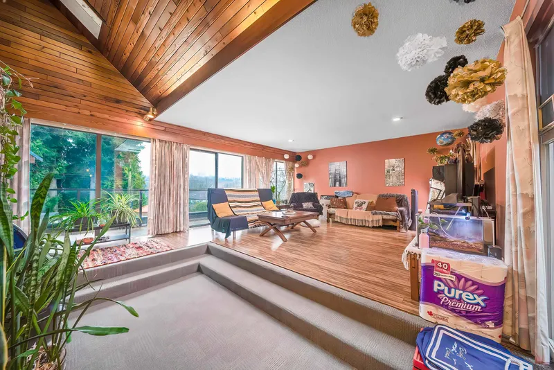 5734 EGLINTON STREET - photo 3 of 25