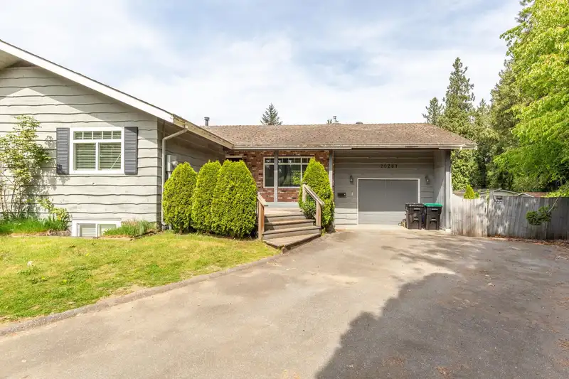20281 47A AVENUE - photo 2 of 40
