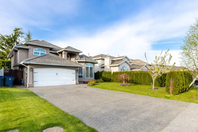13015 74 AVENUE - photo 2 of 30
