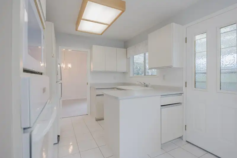 1589 HAVERSLEY AVENUE - photo 3 of 40