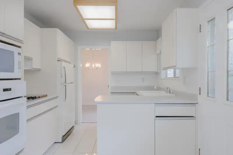 1589 HAVERSLEY AVENUE - photo 4 of 40