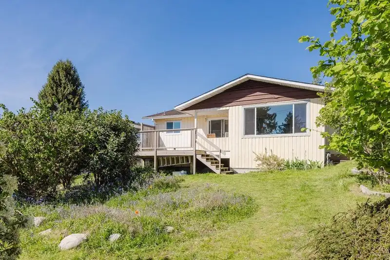 606 MARTIN ROAD - photo 2 of 40