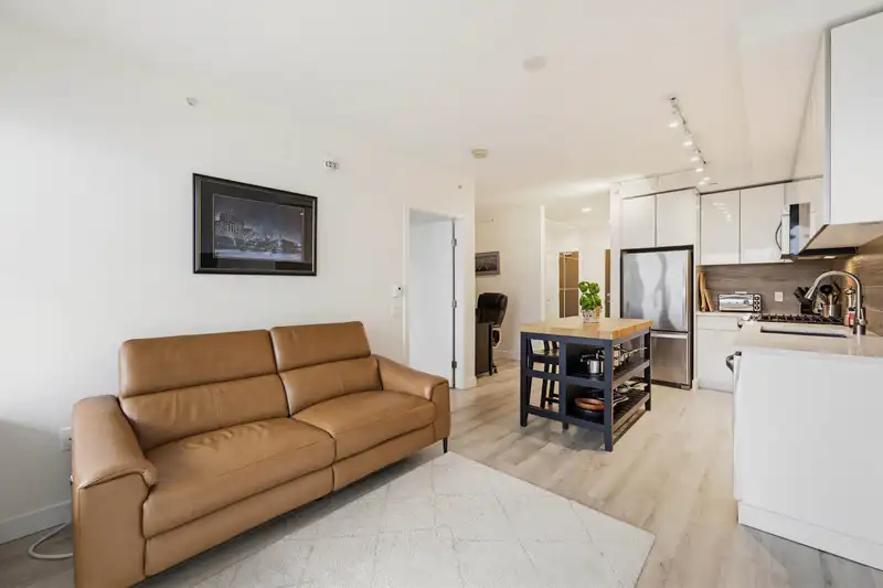 708 200 NELSON'S CRESCENT - photo 3 of 40