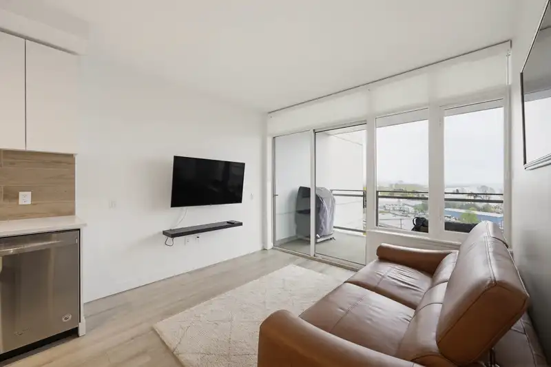 708 200 NELSON'S CRESCENT - photo 4 of 40
