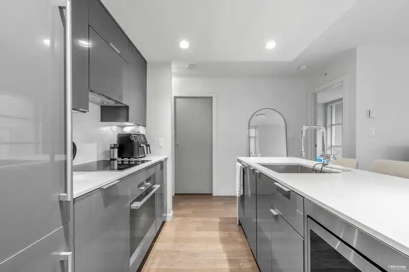 309 161 W GEORGIA STREET - photo 1 of 37