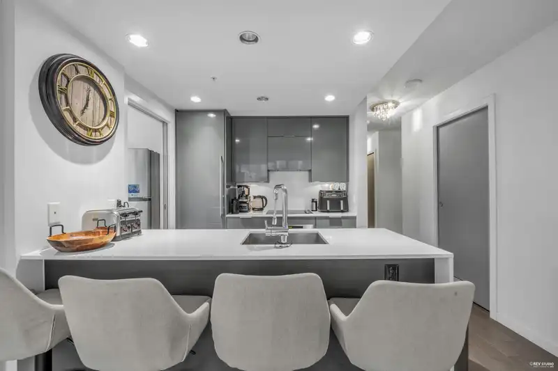 309 161 W GEORGIA STREET - photo 4 of 37