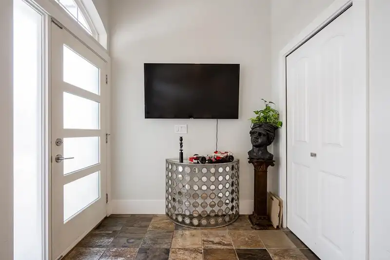 6128 150B STREET - photo 2 of 27