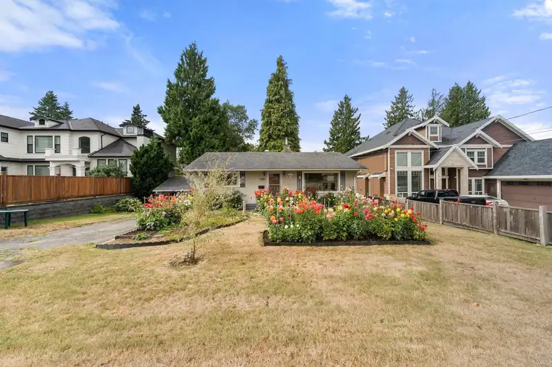 9841 121 STREET - photo 3 of 31
