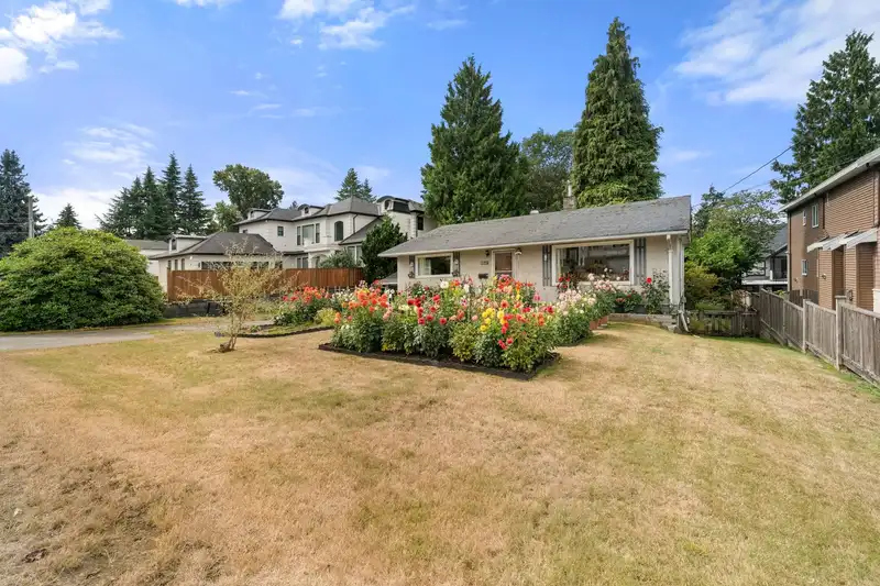 9841 121 STREET - photo 4 of 31