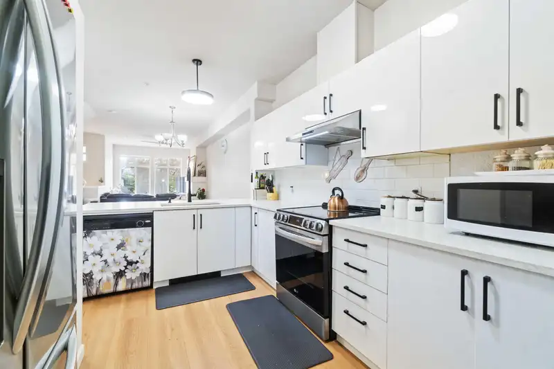 8 935 EWEN AVENUE - photo 4 of 29