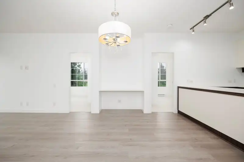 207 555 FOSTER AVENUE - photo 4 of 19