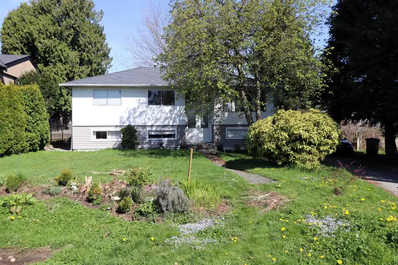 1523 GROVER AVENUE - photo 1 of 7