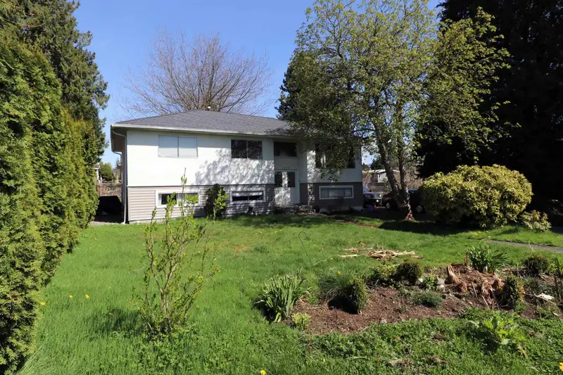 1523 GROVER AVENUE - photo 2 of 7