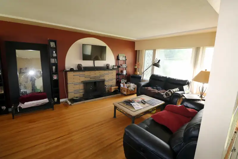 1523 GROVER AVENUE - photo 3 of 7