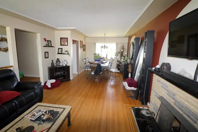1523 GROVER AVENUE - photo 4 of 7
