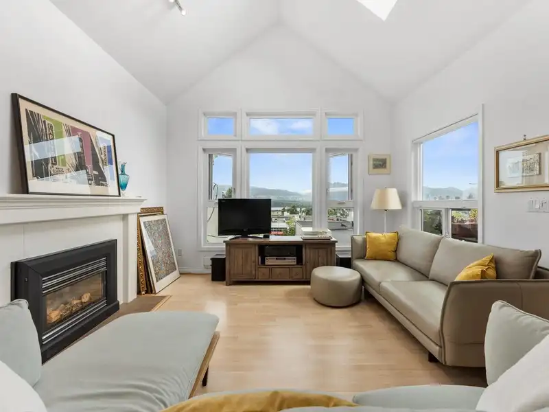 404 2121 W 5TH AVENUE - photo 2 of 16