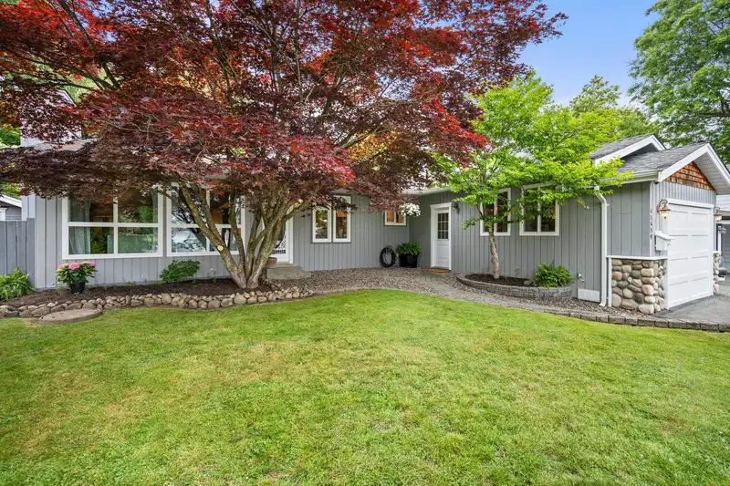 17459 61B AVENUE - photo 3 of 40