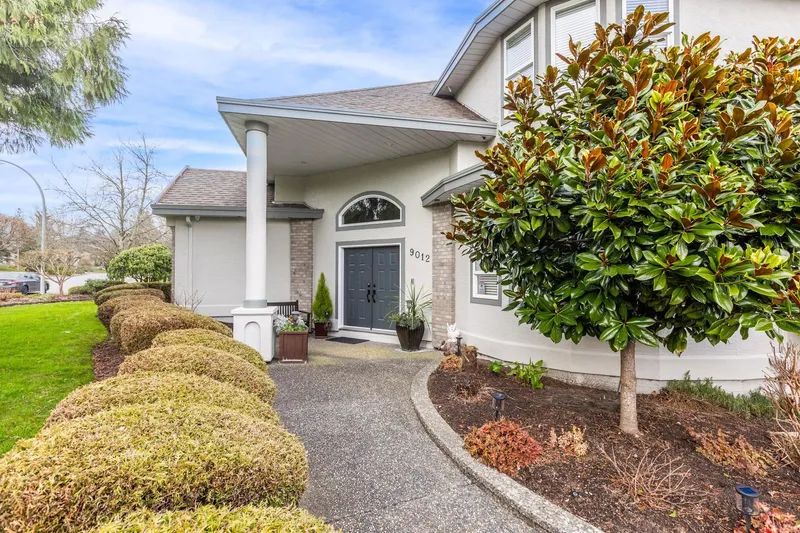 9012 162A STREET - photo 4 of 25