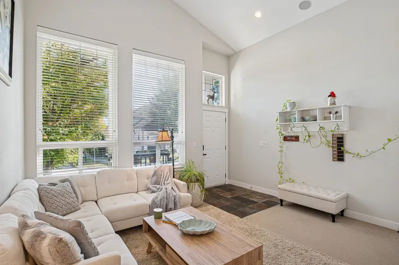 6157 150A STREET - photo 4 of 25