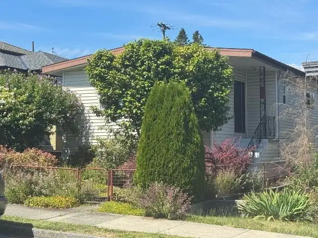 2935 ADANAC STREET - photo 3 of 5