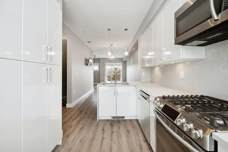 18 240 JARDINE STREET - photo 3 of 23