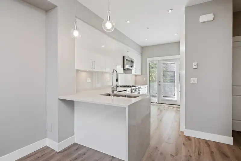 18 240 JARDINE STREET - photo 4 of 23