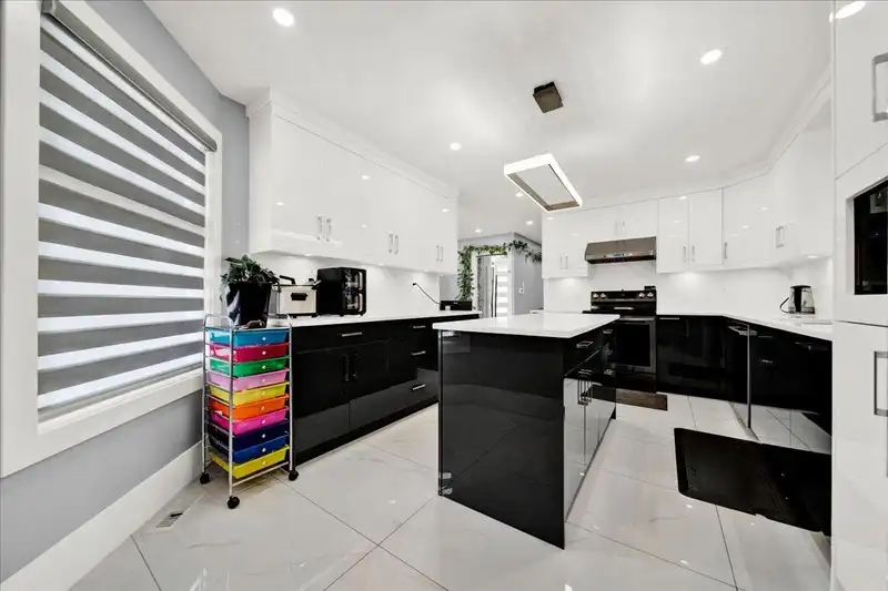 7068 129A STREET - photo 4 of 32