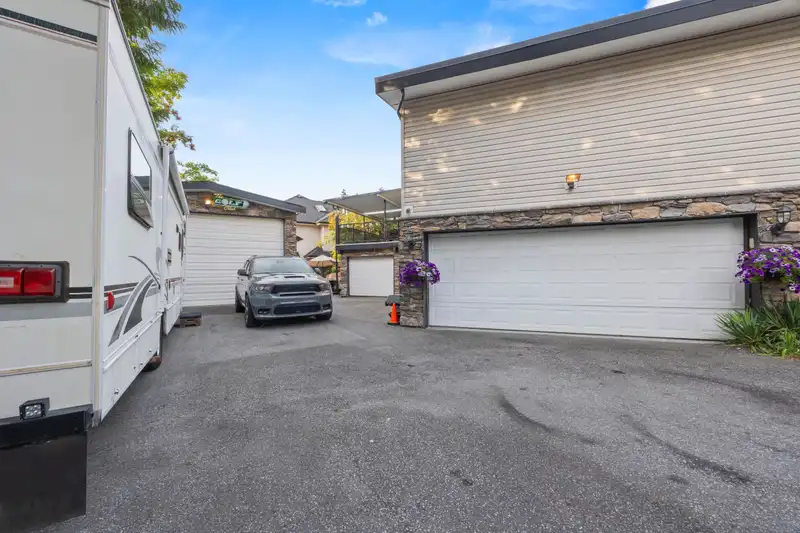 15797 92 AVENUE - photo 4 of 30