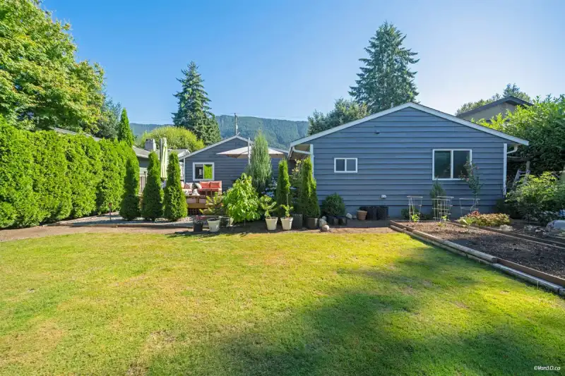 1043 BELVEDERE DRIVE - photo 1 of 40
