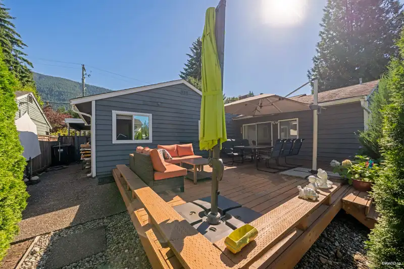 1043 BELVEDERE DRIVE - photo 4 of 40