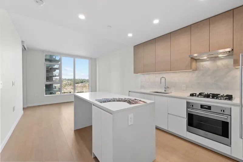 1004 4168 LOUGHEED HIGHWAY - photo 4 of 25