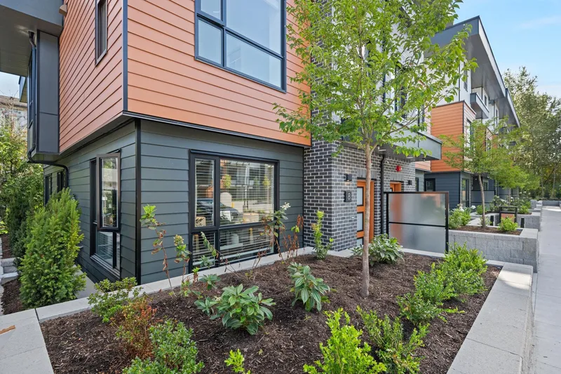 8 20926 83 AVENUE - photo 1 of 25