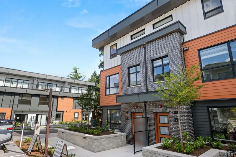 8 20926 83 AVENUE - photo 2 of 25