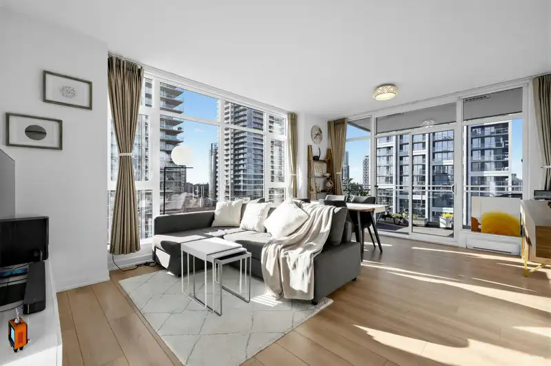 1901 4688 KINGSWAY - photo 1 of 28