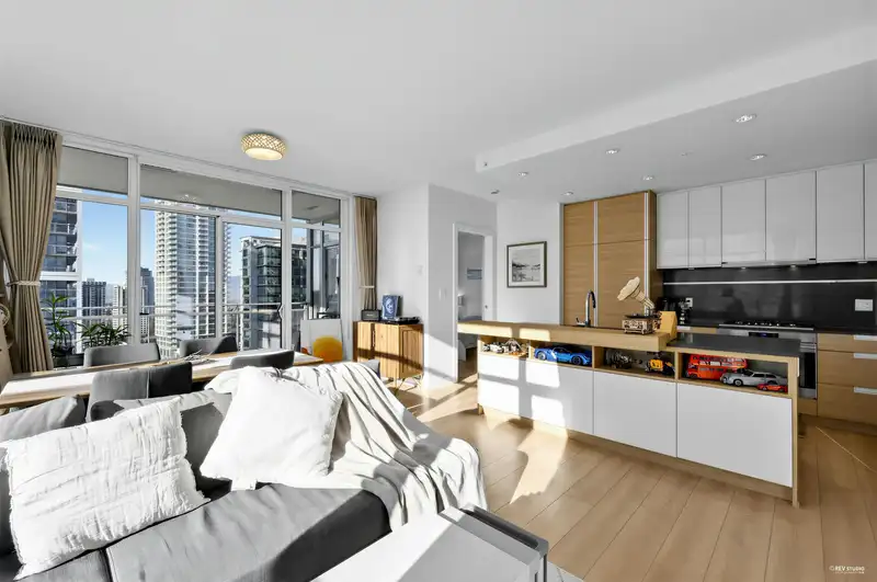 1901 4688 KINGSWAY - photo 2 of 28