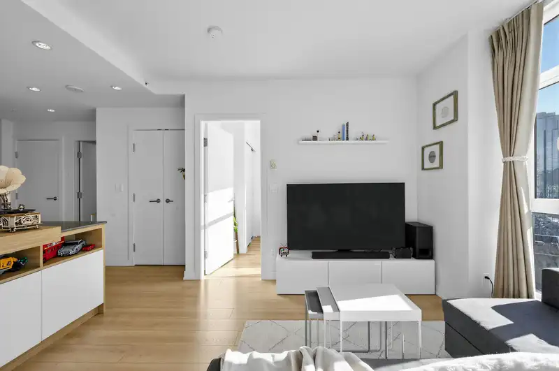 1901 4688 KINGSWAY - photo 3 of 28