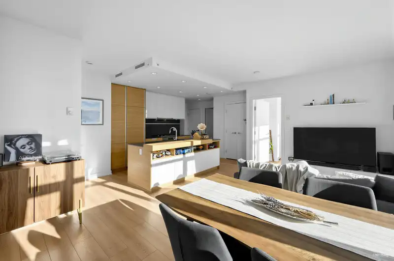 1901 4688 KINGSWAY - photo 4 of 28