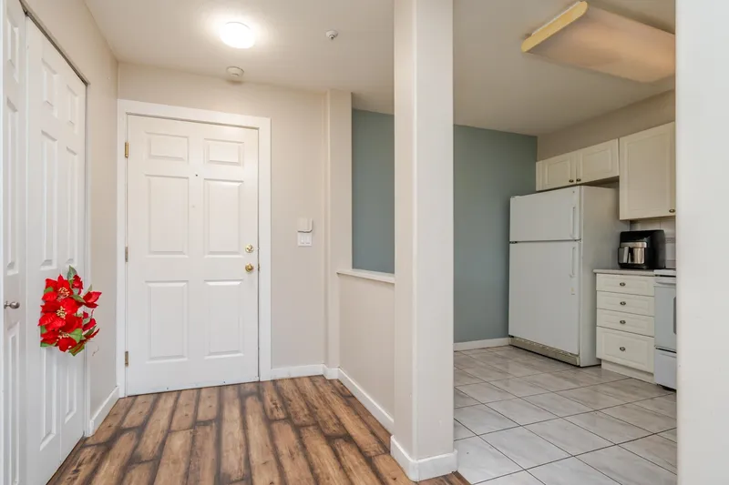 306 15241 18 AVENUE - photo 4 of 25