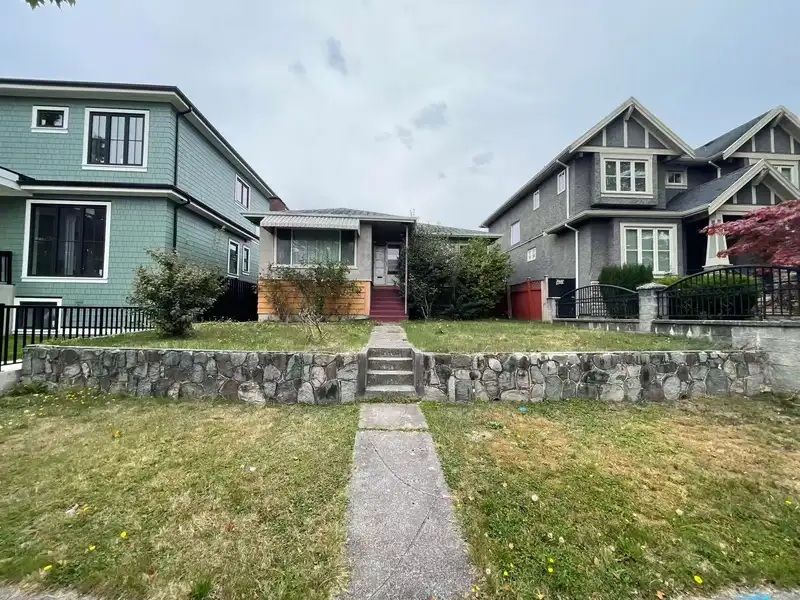 1621 E 58TH AVENUE - photo 3 of 4