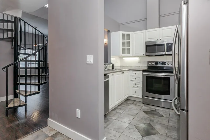 415 14377 103 AVENUE - photo 4 of 25