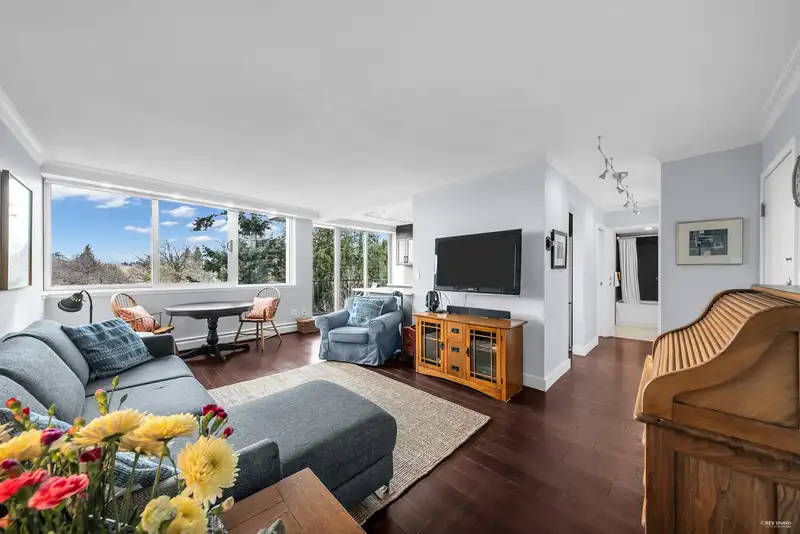 804 2055 PENDRELL STREET - photo 4 of 32