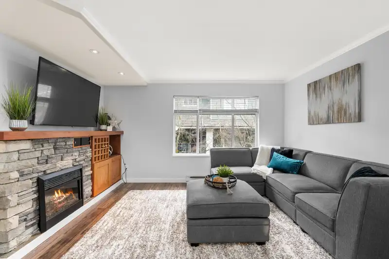 7 15233 34TH AVENUE - photo 1 of 33