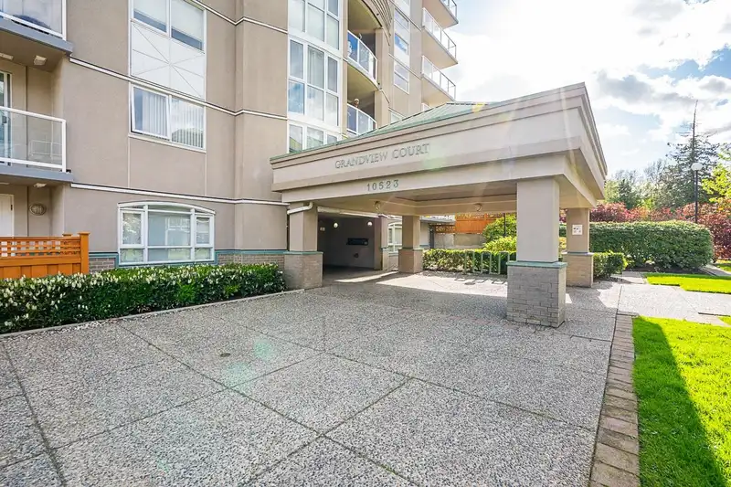 406 10523 UNIVERSITY DRIVE - photo 4 of 27