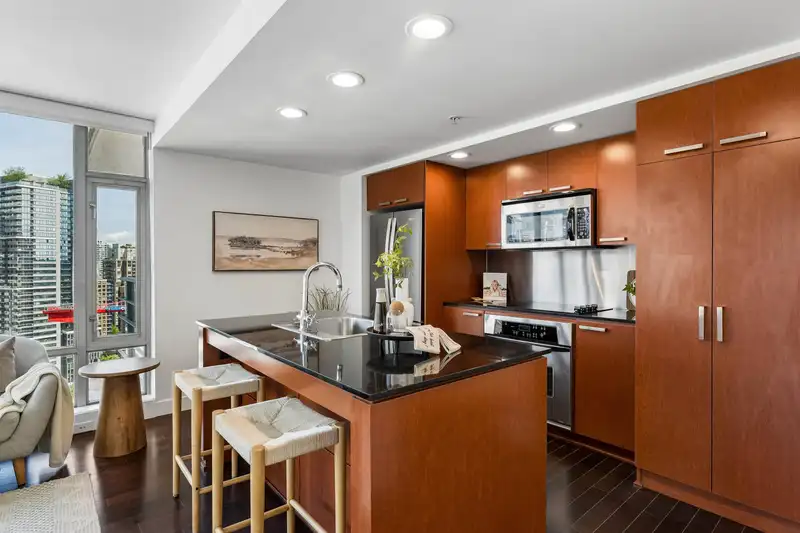 2305 1255 SEYMOUR STREET - photo 2 of 28