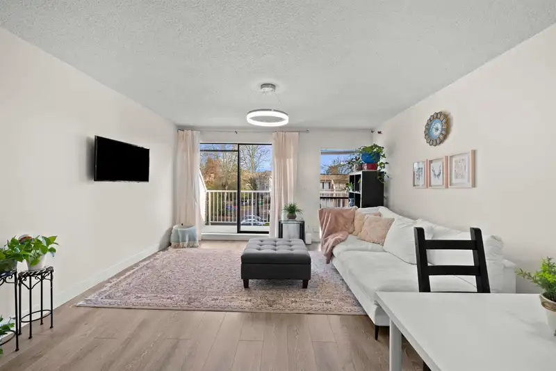 23 17700 60 AVENUE - photo 1 of 21