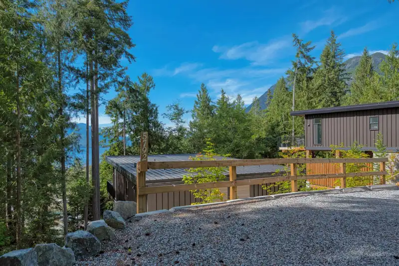 5792 TILLICUM BAY ROAD - photo 4 of 38
